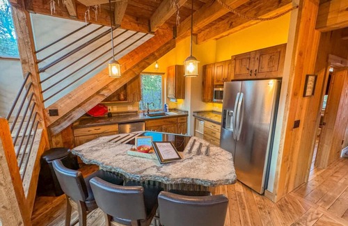 Sundance Cabin | Family/Couples Hot Tub-Fireplace-Views-Close to Resort-Clean-Sleep 8-10 & 4 Bath