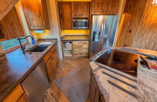 Sundance Cabin | Family/Couples Hot Tub-Fireplace-Views-Close to Resort-Clean-Sleep 8-10 & 4 Bath