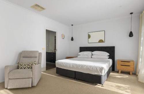 Point Cook House | Family Escape with Private Courtyard