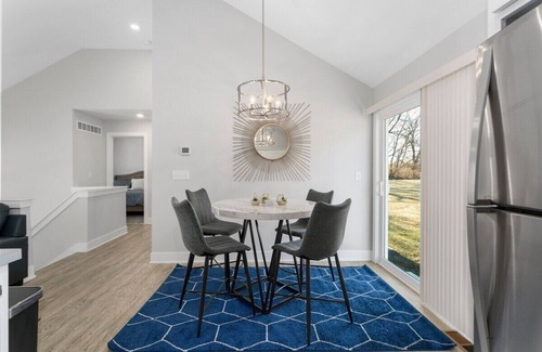 Claycomo House | Family Favorite Sleeps 8 4BR Wifi|Parking