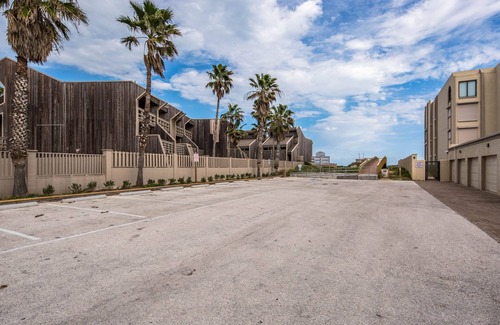 South Padre Island Condo | Family-Friendly Condo by the Beach w/ Free WiFi plus a Shared Pool & Pool Spa