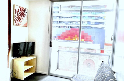 Carlton South Apartment | Family-Friendly 2-Bedroom Apartment in Melbourne CBD – Sleeps 5