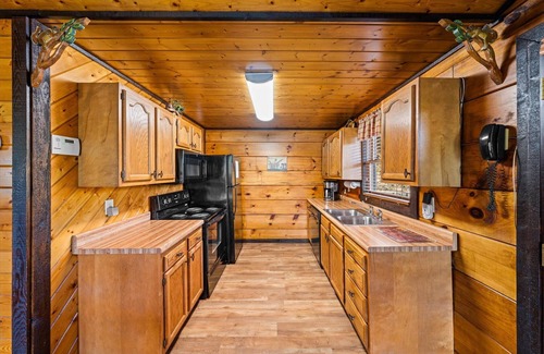 Gatlinburg - Pigeon Forge Cabin | Family Friendly-2 King Bds-SL 4-9 Mins to D'wood- Most Bear Visits-Clean Cabin