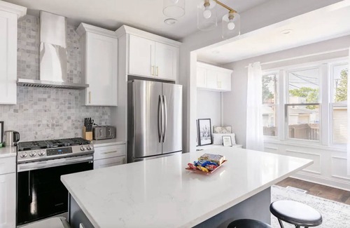 Jefferson Park House | Family friendly 5b/4ba sun-drenched home in Jefferson Park, 2 car garage!