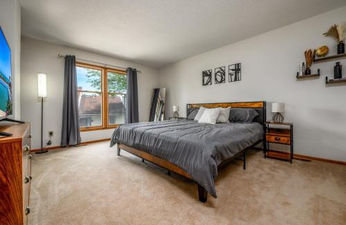Fort Wayne House | Family Friendly and quite 2 bedroom Condo Close to Fun