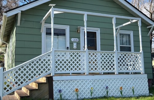 Cody House | Family-friendly bungalow in downtown Cody! Also corporate monthly rental rates