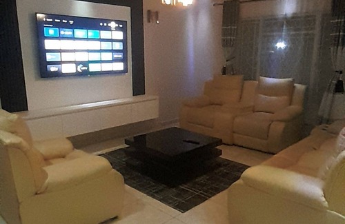Harare House | Family friendly environment with a big garden and barbeque area