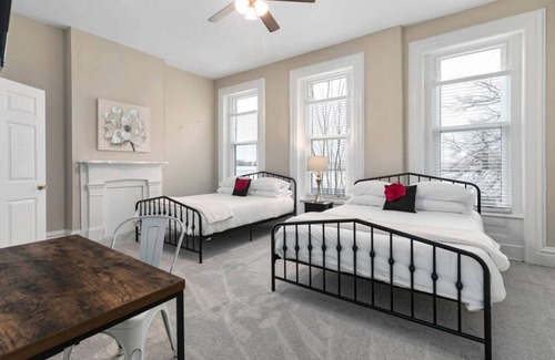 Benton Park House | Family-Friendly Getaway for Groups |Sleeps 18| CVH