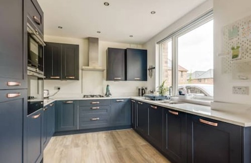 Oxford House | Family-Friendly Getaway - Garden, Parking Sleeps 7