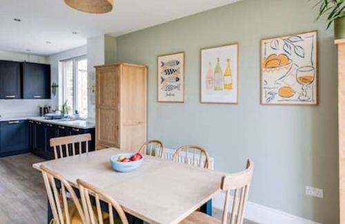 Oxford House | Family-Friendly Getaway - Garden, Parking Sleeps 7