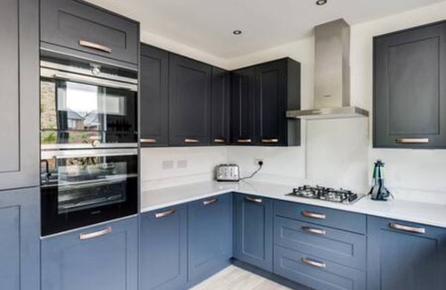 Oxford House | Family-Friendly Getaway - Garden, Parking Sleeps 7