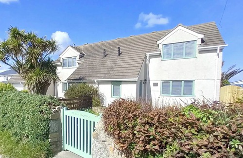 Hayle House | Family friendly home 100m from the beach