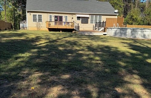 Cobham House | Family-friendly home with kitchen, laundry, and spacious outdoor area.