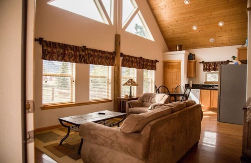 Estes Park Cabin | Family-Friendly Lodge. Loft + Kitchen. Dogs OK.
