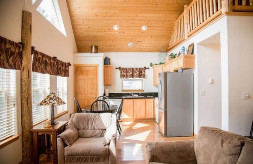 Estes Park Cabin | Family-Friendly Lodge. Loft + Kitchen. Dogs OK.