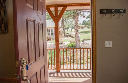 Estes Park Cabin | Family-Friendly Lodge. Loft + Kitchen. Dogs OK.