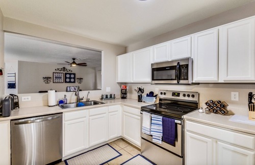 Mesa House | Family-Friendly Luxury ~ 1-Level Remodel, King Suite, BBQ Pergola & Golf Nearby