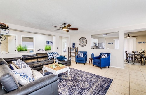 Mesa House | Family-Friendly Luxury ~ 1-Level Remodel, King Suite, BBQ Pergola & Golf Nearby