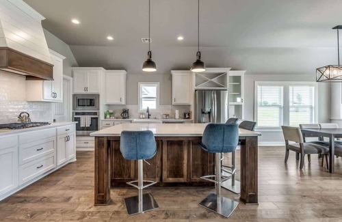 Edmond House | Family-Friendly Luxury- 5BR Home near Woodlands