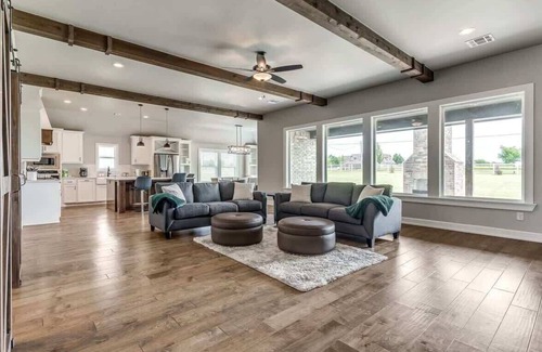 Edmond House | Family-Friendly Luxury- 5BR Home near Woodlands