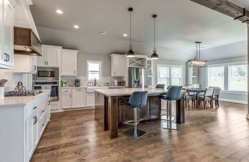 Edmond House | Family-Friendly Luxury- 5BR Home near Woodlands