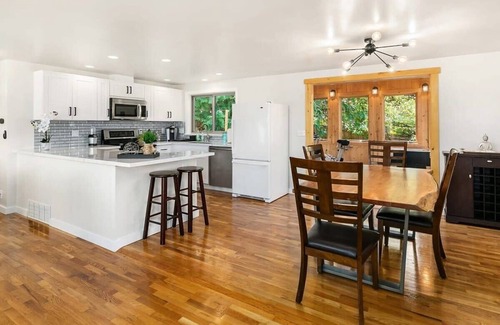 Mercer Island House | Family-Friendly Modern Home |Mercer Island|☀Garden