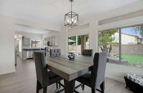Gilbert House | Family Friendly, Putting Green and Heated Pool. Centrally located!