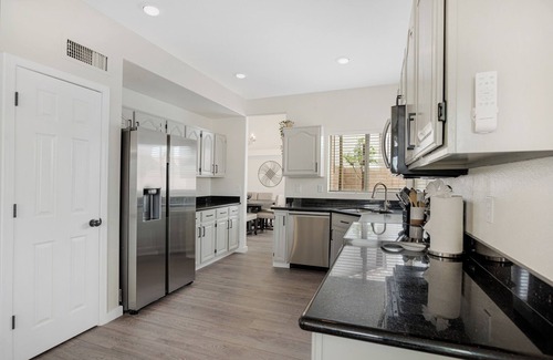 Gilbert House | Family Friendly, Putting Green and Heated Pool. Centrally located!