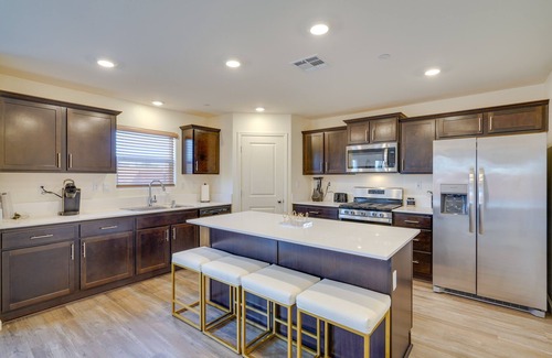 Riverbank Apartment | Family-Friendly Riverbank Retreat: Close to Parks!