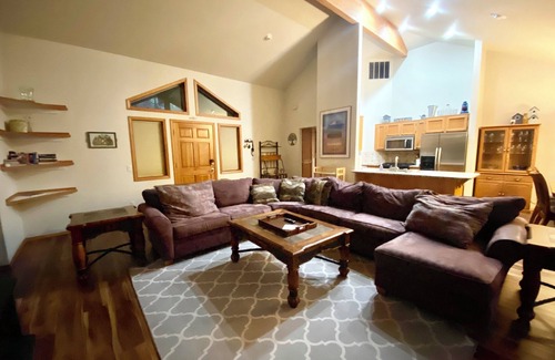 Sunriver House | FAMILY FRIENDLY Updated 3 Bdrm, Sleeps 8, 6 beds, A/C, Hottub, SHARC PASSES !