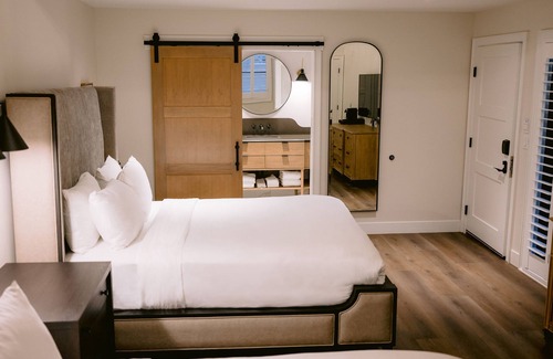 Midway Hotel | Family Fun Getaway! 2 Suites w/Hot spring, Ski Resort and Golf access!