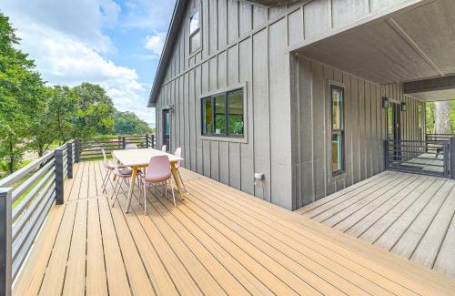 Hoyt House | Family Fun! Lake Eufaula Home with Wraparound Deck