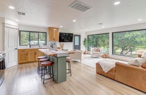 Hoyt House | Family Fun! Lake Eufaula Home with Wraparound Deck