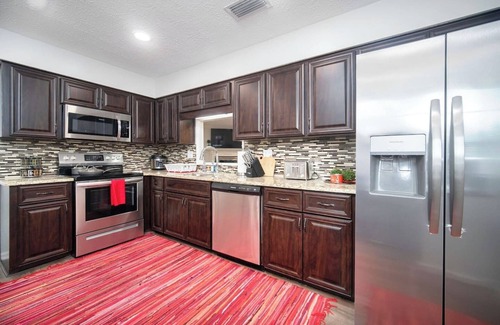 Southside House | ~Family Funhouse Sleeps 12 Heated Pool & Spa~