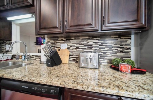 Southside House | ~Family Funhouse Sleeps 12 Heated Pool & Spa~