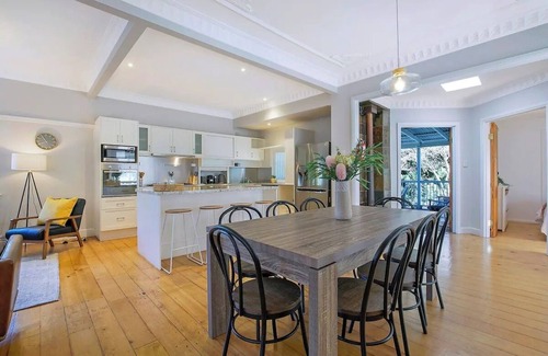 Morningside House | Family Gem - 4Bed/2Bath/3Car - Beautiful Renovated 1920's Queenslander