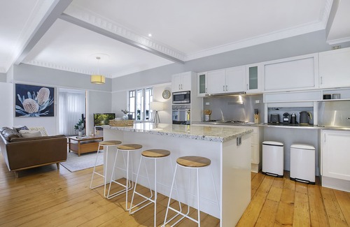 Morningside House | Family Gem - 4Bed/2Bath/3Car - Beautiful Renovated 1920's Queenslander