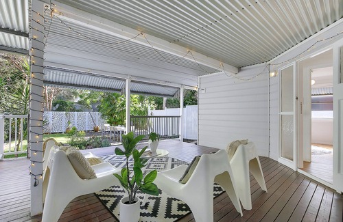 Morningside House | Family Gem - 4Bed/2Bath/3Car - Beautiful Renovated 1920's Queenslander