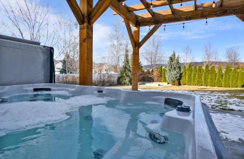 Heber House | Family groups hot tub sleeps 16 6br4ba firepit