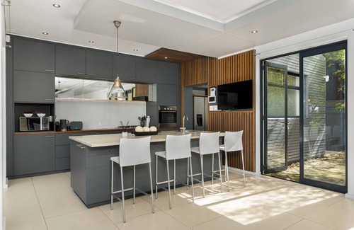 Hout Bay Apartment | Family Haven With Mountain Views, No Loadshedding