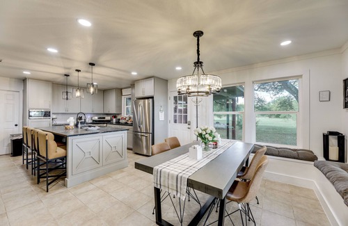 La Grange House | Family Home w/Covered Patio & Grill in La Grange