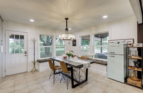 La Grange House | Family Home w/Covered Patio & Grill in La Grange