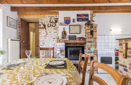 Creances Cottage | Family house near the beach with private garden in Créances, pets allowed