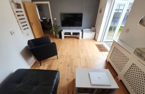 Clyst St Mary House | Family House with Free Parking, Gym and Trampoline, 2 min walk to Train Station.