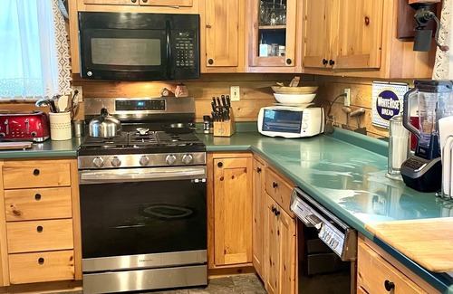 East Wakefield Cabin | Family, Kid Heaven- lakefront adventure- spacious log cabin, cook's kitchen!