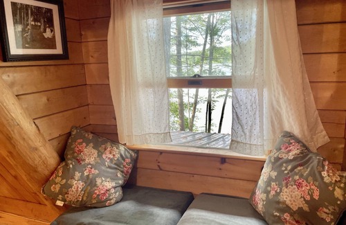 East Wakefield Cabin | Family, Kid Heaven- lakefront adventure- spacious log cabin, cook's kitchen!