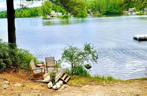 East Wakefield Cabin | Family, Kid Heaven- lakefront adventure- spacious log cabin, cook's kitchen!