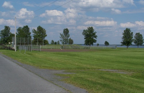 Morrisburg House | FAMILY, MATURE ADULTS AND PET FRIENDLY.FUN FOR ALL!