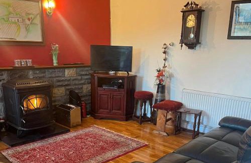 Carracastle House | Family-Near Airport-Sleeps 7-Bbq-Parking-Pet