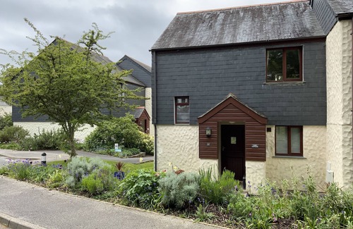 Falmouth House | Family owned cottage set in beautiful landscape gardens.